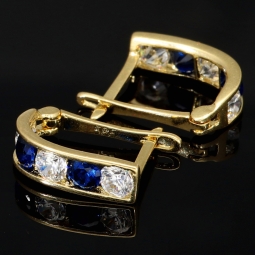 Stylische Ohrringe / Mini Creolen bestückt mit leuchtenden Zirkoniasteinen aus hochwertigen 585 / 14K Gold