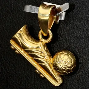 Fußball-Töppen-Fussballschuh-Anhänger mit feinen Details aus funkelndem Gold (14K 585 Gelbgold)