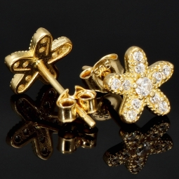 Edle Blumen-Ohrstecker in Blütenform (585er 14K) mit feinem, leuchtendem Zirkoniabesatz