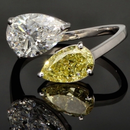 Exklusiver Ring für Damen mit 2 imposanten, tropfenförmigen, eingefassten Brillanten (Lab Grown Diamonds) aus massivem Gold (585 / 14K Weißgold) - ca. Ringgröße 56