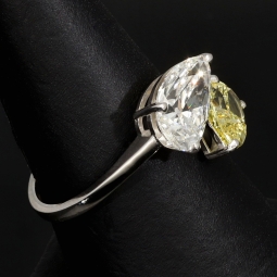 Exklusiver Ring für Damen mit 2 imposanten, tropfenförmigen, eingefassten Brillanten (Lab Grown Diamonds) aus massivem Gold (585 / 14K Weißgold) - ca. Ringgröße 56