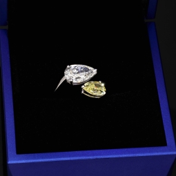 Exklusiver Ring für Damen mit 2 imposanten, tropfenförmigen, eingefassten Brillanten (Lab Grown Diamonds) aus massivem Gold (585 / 14K Weißgold) - ca. Ringgröße 56
