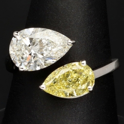 Exklusiver Ring für Damen mit 2 imposanten, tropfenförmigen, eingefassten Brillanten (Lab Grown Diamonds) aus massivem Gold (585 / 14K Weißgold) - ca. Ringgröße 56