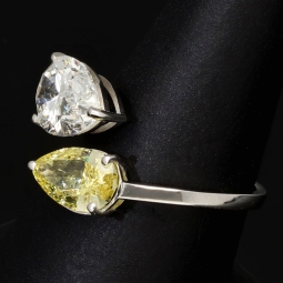 Exklusiver Ring für Damen mit 2 imposanten, tropfenförmigen, eingefassten Brillanten (Lab Grown Diamonds) aus massivem Gold (585 / 14K Weißgold) - ca. Ringgröße 56