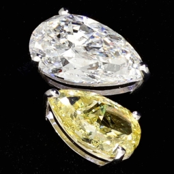 Exklusiver Ring für Damen mit 2 imposanten, tropfenförmigen, eingefassten Brillanten (Lab Grown Diamonds) aus massivem Gold (585 / 14K Weißgold) - ca. Ringgröße 56