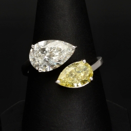 Exklusiver Ring für Damen mit 2 imposanten, tropfenförmigen, eingefassten Brillanten (Lab Grown Diamonds) aus massivem Gold (585 / 14K Weißgold) - ca. Ringgröße 56