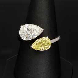 Exklusiver Ring für Damen mit 2 imposanten, tropfenförmigen, eingefassten Brillanten (Lab Grown Diamonds) aus massivem Gold (585 / 14K Weißgold) - ca. Ringgröße 56