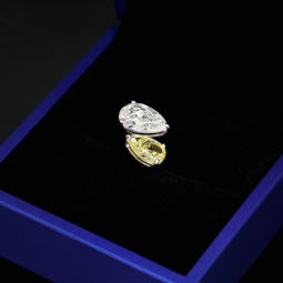 Exklusiver Ring für Damen mit 2 imposanten, tropfenförmigen, eingefassten Brillanten (Lab Grown Diamonds) aus massivem Gold (585 / 14K Weißgold) - ca. Ringgröße 56
