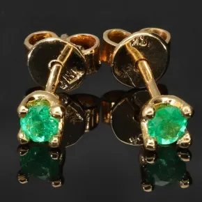 Handgearbeitete Smaragd-Ohrstecker mit 2 runden, kolumbianischen, in Krappen gefassten Smaragden aus hochwertigem Gold (18K / 750 Gelbgold)