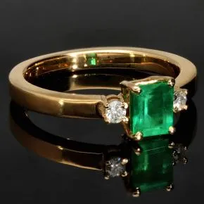 Außergewöhnlicher Ring für Damen aus hochwertigem Gold (18K 750 Gelbgold) besetzt mit 2 funkelnden Diamanten (ca. 0,1 ct. gesamt) und einem leuchtend tannengrünen Smaragd (ca. 0,76 ct.) - Ringgröße ca. 55 - Handarbeit