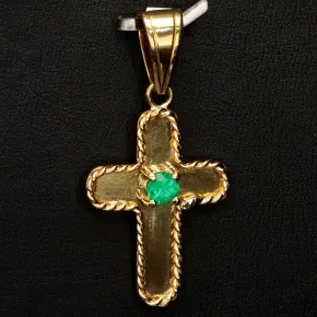 Handgefertigter Kreuz-Anhänger mit eingefassten, leuchtend grünen Smaragd im Rundschliff (ca. 0,2 ct.) aus hochwertigem Gold (750 18K Gelbgold)