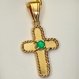 Handgefertigter Kreuz-Anhänger mit eingefassten, leuchtend grünen Smaragd im Rundschliff (ca. 0,2 ct.) aus hochwertigem Gold (750 18K Gelbgold)