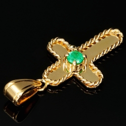 Handgefertigter Kreuz-Anhänger mit eingefassten, leuchtend grünen Smaragd im Rundschliff (ca. 0,2 ct.) aus hochwertigem Gold (750 18K Gelbgold)
