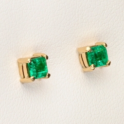 Exquisite, handgefertigte Ohrstecker aus 750er (18 Karat) Gelbgold, besetzt mit zwei leuchtend tannengrünen Smaragden aus Kolumbien