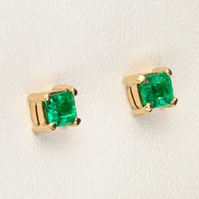 Exquisite, handgefertigte Ohrstecker aus 750er (18 Karat) Gelbgold, besetzt mit zwei leuchtend tannengrünen Smaragden aus Kolumbien