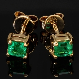 Exquisite, handgefertigte Ohrstecker aus 750er (18 Karat) Gelbgold, besetzt mit zwei leuchtend tannengrünen Smaragden aus Kolumbien