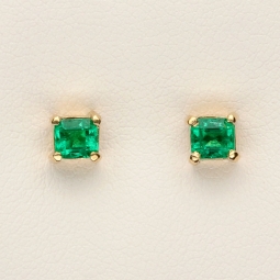 Exquisite, handgefertigte Ohrstecker aus 750er (18 Karat) Gelbgold, besetzt mit zwei leuchtend tannengrünen Smaragden aus Kolumbien