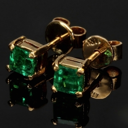 Exquisite, handgefertigte Ohrstecker aus 750er (18 Karat) Gelbgold, besetzt mit zwei leuchtend tannengrünen Smaragden aus Kolumbien