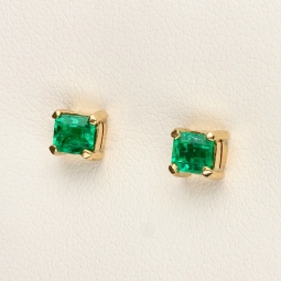 Exquisite, handgefertigte Ohrstecker aus 750er (18 Karat) Gelbgold, besetzt mit zwei leuchtend tannengrünen Smaragden aus Kolumbien