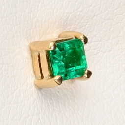 Exquisite, handgefertigte Ohrstecker aus 750er (18 Karat) Gelbgold, besetzt mit zwei leuchtend tannengrünen Smaragden aus Kolumbien