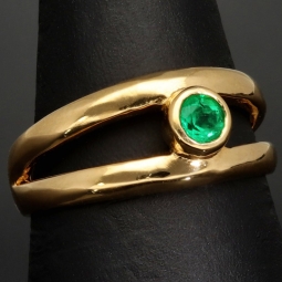 Exklusiver Ring mit einem kolumbianischen, leuchtend grünen Smaragd im Rundschliff ca. 0,23 ct. in hochwertigem 18K / 750 Gelbgold gefasst - Handgearbeitet
