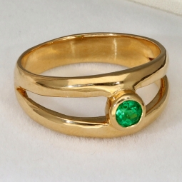 Exklusiver Ring mit einem kolumbianischen, leuchtend grünen Smaragd im Rundschliff ca. 0,23 ct. in hochwertigem 18K / 750 Gelbgold gefasst - Handgearbeitet