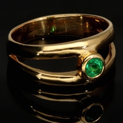 Exklusiver Ring mit einem kolumbianischen, leuchtend grünen Smaragd im Rundschliff ca. 0,23 ct. in hochwertigem 18K / 750 Gelbgold gefasst - Handgearbeitet