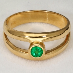 Exklusiver Ring mit einem kolumbianischen, leuchtend grünen Smaragd im Rundschliff ca. 0,23 ct. in hochwertigem 18K / 750 Gelbgold gefasst - Handgearbeitet