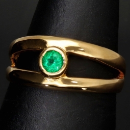 Exklusiver Ring mit einem kolumbianischen, leuchtend grünen Smaragd im Rundschliff ca. 0,23 ct. in hochwertigem 18K / 750 Gelbgold gefasst - Handgearbeitet