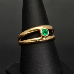 Exklusiver Ring mit einem kolumbianischen, leuchtend grünen Smaragd im Rundschliff ca. 0,23 ct. in hochwertigem 18K / 750 Gelbgold gefasst - Handgearbeitet