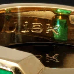 Außergewöhnlicher Ring aus hochwertigem Gelbgold (750, 18K Gold) mit einem beeindruckenden, leuchtenden, kolumbianischen Smaragd (ca. 1,83 ct.) - RG ca. 57