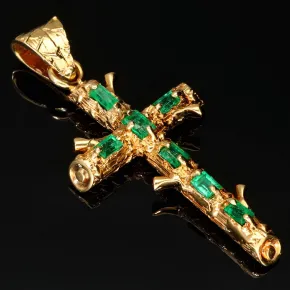 Aufwendig in Handarbeit hergestellter Anhänger - Kreuz in rustikalem Ast-Design mit 7 funkelnden, leuchtenden, Smaragden (ca. 0,9 ct. gesamt) in stilvollen Krappenfassungen (750er 18K Gold)