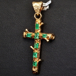 Aufwendig in Handarbeit hergestellter Anhänger - Kreuz in rustikalem Ast-Design mit 7 funkelnden, leuchtenden, Smaragden (ca. 0,9 ct. gesamt) in stilvollen Krappenfassungen (750er 18K Gold)