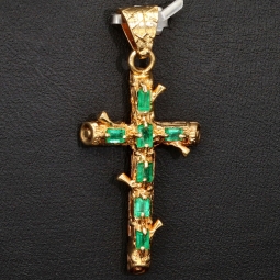 Aufwendig in Handarbeit hergestellter Anhänger - Kreuz in rustikalem Ast-Design mit 7 funkelnden, leuchtenden, Smaragden (ca. 0,9 ct. gesamt) in stilvollen Krappenfassungen (750er 18K Gold)