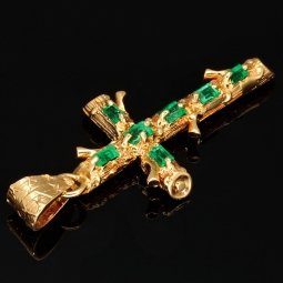 Aufwendig in Handarbeit hergestellter Anhänger - Kreuz in rustikalem Ast-Design mit 7 funkelnden, leuchtenden, Smaragden (ca. 0,9 ct. gesamt) in stilvollen Krappenfassungen (750er 18K Gold)