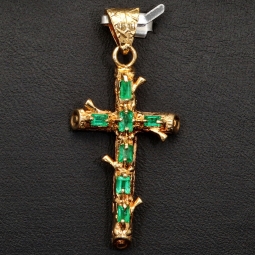 Aufwendig in Handarbeit hergestellter Anhänger - Kreuz in rustikalem Ast-Design mit 7 funkelnden, leuchtenden, Smaragden (ca. 0,9 ct. gesamt) in stilvollen Krappenfassungen (750er 18K Gold)