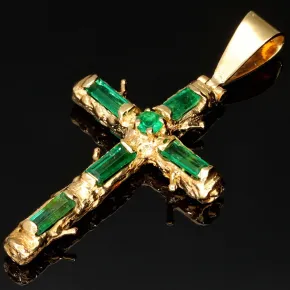 Exklusiver handgefertigter Kreuzanhänger aus 750er (18 Karat) Gold im kunstvollen Baumast-Optik mit sechs edlen Smaragden von ca. 1,3 ct. Gesamtgewicht