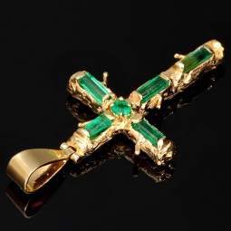 Exklusiver handgefertigter Kreuzanhänger aus 750er (18 Karat) Gold im kunstvollen Baumast-Optik mit sechs edlen Smaragden von ca. 1,3 ct. Gesamtgewicht