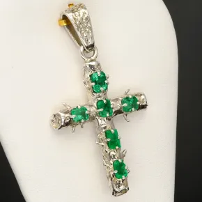 Außergewöhnlicher Kreuzanhänger im Ast-Design, handgearbeitet und mit 6 funkelnden Smaragden (ca. 1,4 ct. gesamt) in Krappenfassungen besetzt (950er Silber)