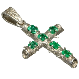 Außergewöhnlicher Kreuzanhänger im Ast-Design, handgearbeitet und mit 6 funkelnden Smaragden (ca. 1,4 ct. gesamt) in Krappenfassungen besetzt (950er Silber)