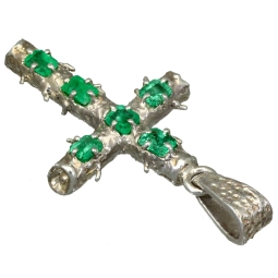 Außergewöhnlicher Kreuzanhänger im Ast-Design, handgearbeitet und mit 6 funkelnden Smaragden (ca. 1,4 ct. gesamt) in Krappenfassungen besetzt (950er Silber)