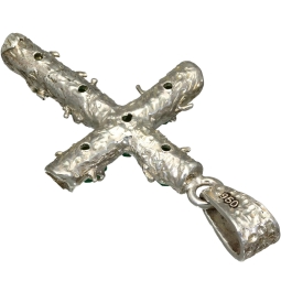 Außergewöhnlicher Kreuzanhänger im Ast-Design, handgearbeitet und mit 6 funkelnden Smaragden (ca. 1,4 ct. gesamt) in Krappenfassungen besetzt (950er Silber)