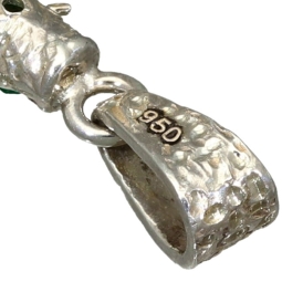 Außergewöhnlicher Kreuzanhänger im Ast-Design, handgearbeitet und mit 6 funkelnden Smaragden (ca. 1,4 ct. gesamt) in Krappenfassungen besetzt (950er Silber)