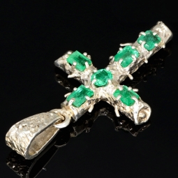 Rustikaler Kreuzanhänger im Ast-Design, handgearbeitet und mit 6 leuchtenden Smaragden (ca. 1,35 ct. gesamt) in außergewöhnlichen Krappenfassungen veredelt (950er Silber)