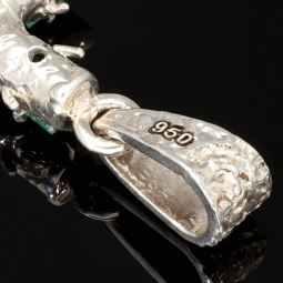 Rustikaler Kreuzanhänger im Ast-Design, handgearbeitet und mit 6 leuchtenden Smaragden (ca. 1,35 ct. gesamt) in außergewöhnlichen Krappenfassungen veredelt (950er Silber)