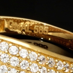 Kunstvoll designter Ring für Damen aus hochwertigem Gold (14K 585 Gelbgold) besetzt mit vielen fein gefassten, funkelnden Zirkonia RG ca. 55