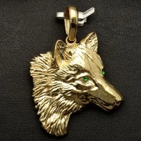 Detailliert gearbeiteter Wolfskopf-Anhänger aus edlem, funkelnden 585 14K Gold mit leuchtend grünen Augen aus Zirkoniasteinen