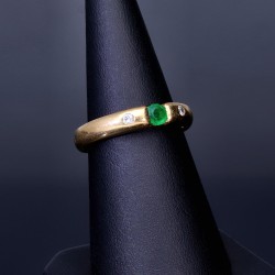 wunderschöner Ring für Damen, besetzt mit einer Edelsteinkombination aus 2 Brillanten und einem Smaragden 585er 14K Gelbgold Größe 53