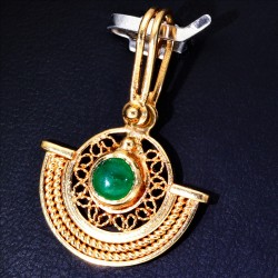 in feinster filigraner Handarbeit hergestelltes Smaragdschmuckset in 750er Gold 18k (Ohrringe + Anhänger) besetzt mit edlen Smaragdcabochonen