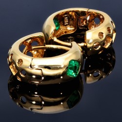 Designer-Creolen in Handarbeit hergestellt mit 2 leuchtend, dunkel-grasgrünen Smaragden (750 Gold)